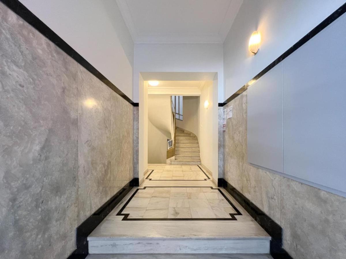Vibrant Urban Getaway: Charming 2-Bedroom Near Bars, Parks, And Metro Афины Экстерьер фото