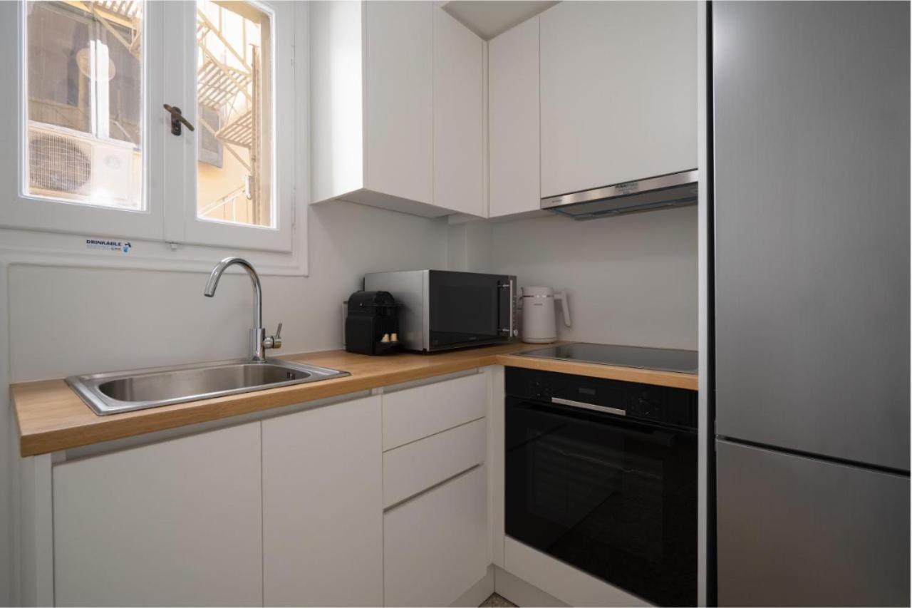 Vibrant Urban Getaway: Charming 2-Bedroom Near Bars, Parks, And Metro Афины Экстерьер фото